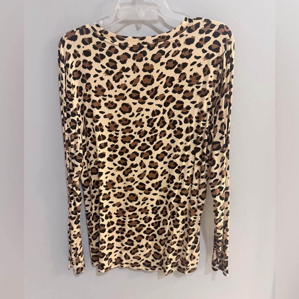 Chic Leopard Pattern Long Sleeve Tee - Picture 3 of 3